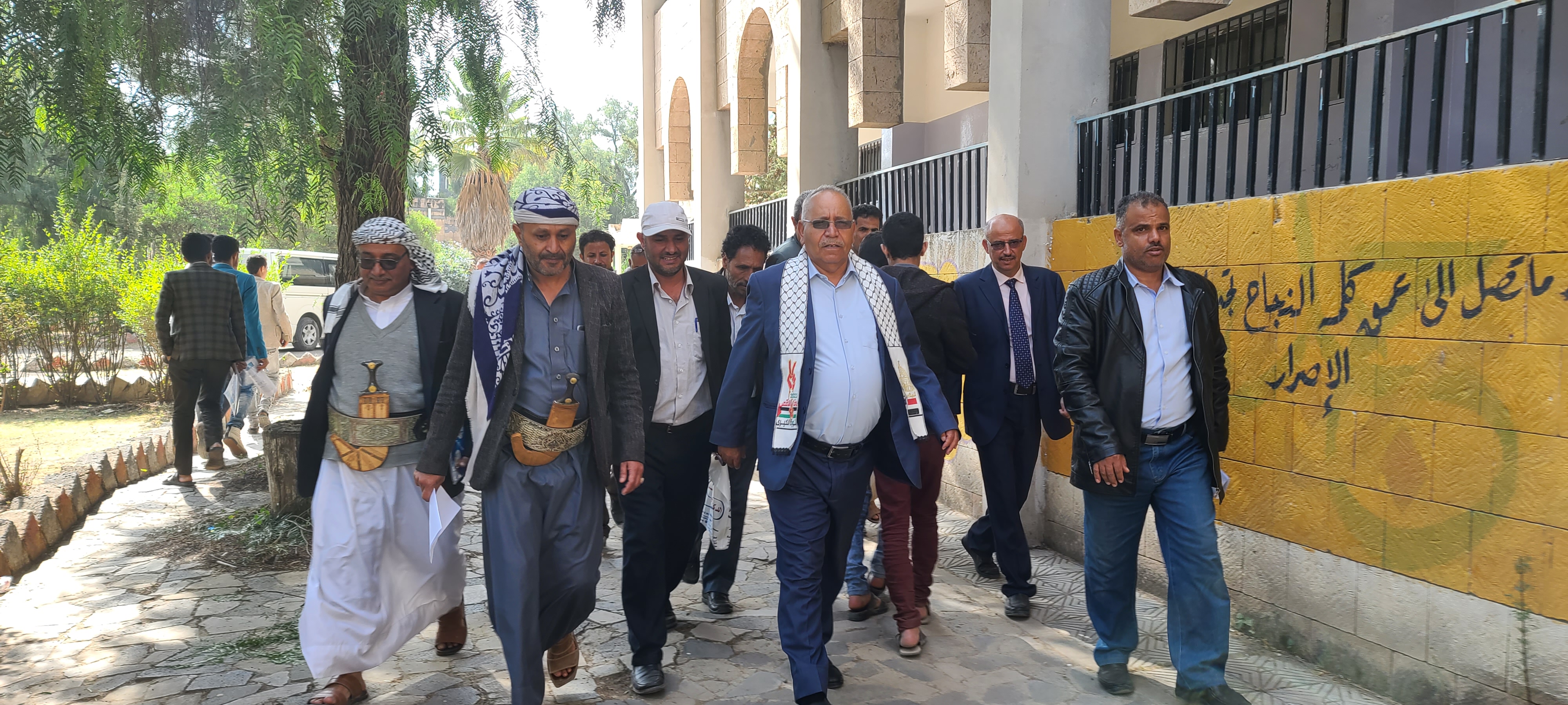  رئيس جامعة ذمار يدشن اختبارات نهاية الفصل الدراسي الأول بكلية التربية